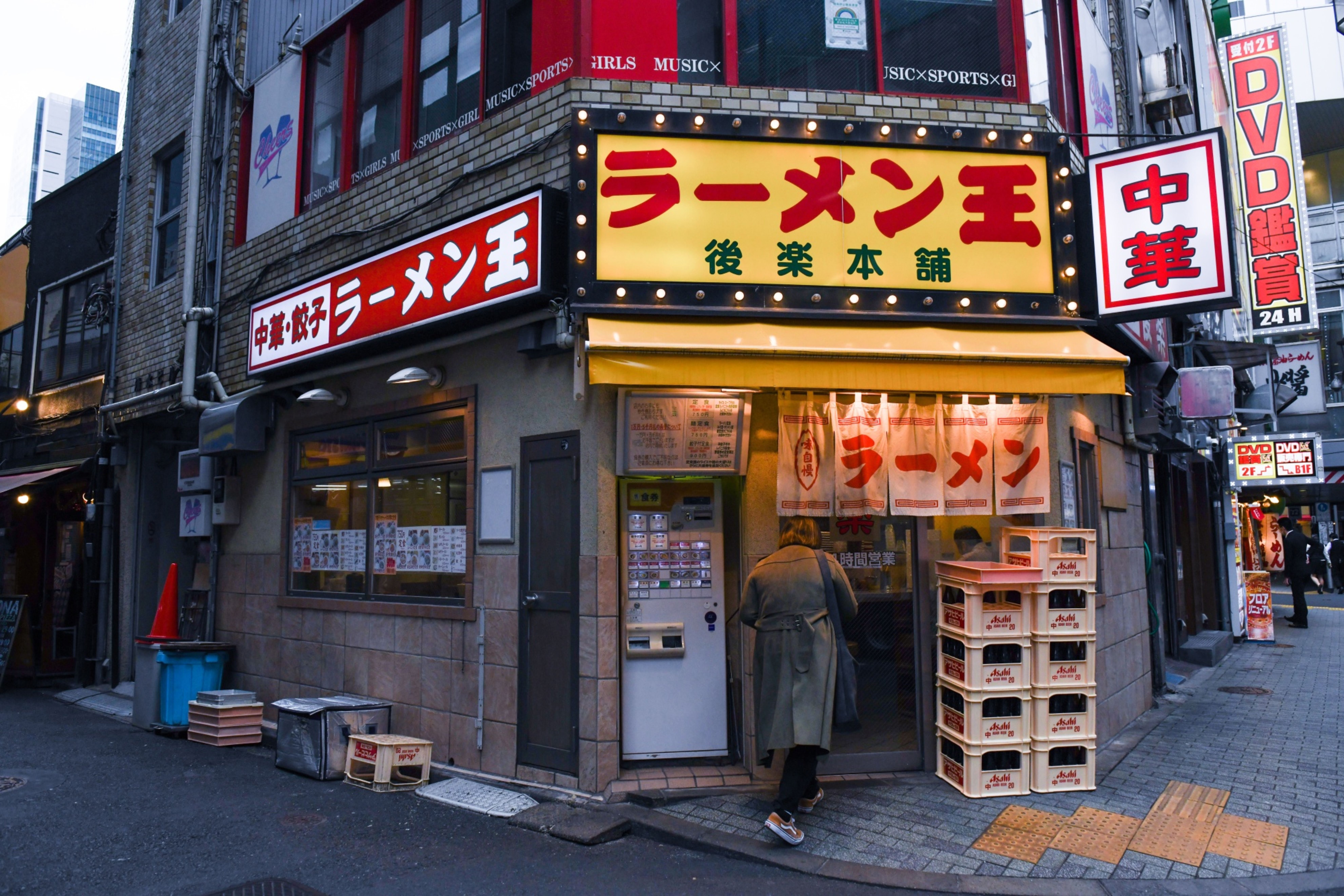 A customer enters a Ramen King Kouraku Honpo noodle shop in the Shibuya district of Tokyo on Oct. 30, 2020. MUST CREDIT: Bloomberg photo by Noriko Hayashi.